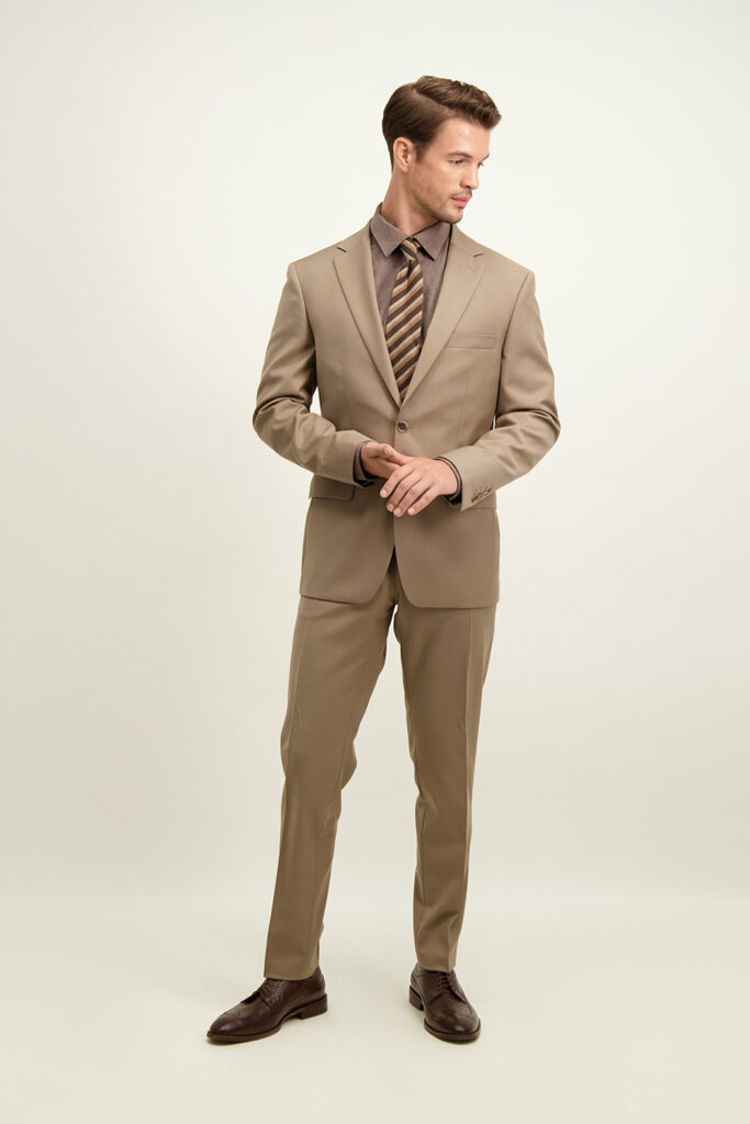 ciemnobezowy-garnitur-meski-46437