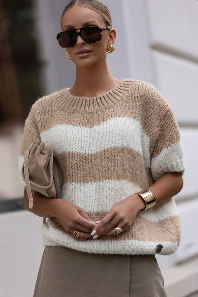 damski-sweter-w-paski-bezowy